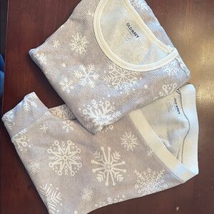 Old Navy Gray and White Snowflake Pajamas Maternity Sz Medium
